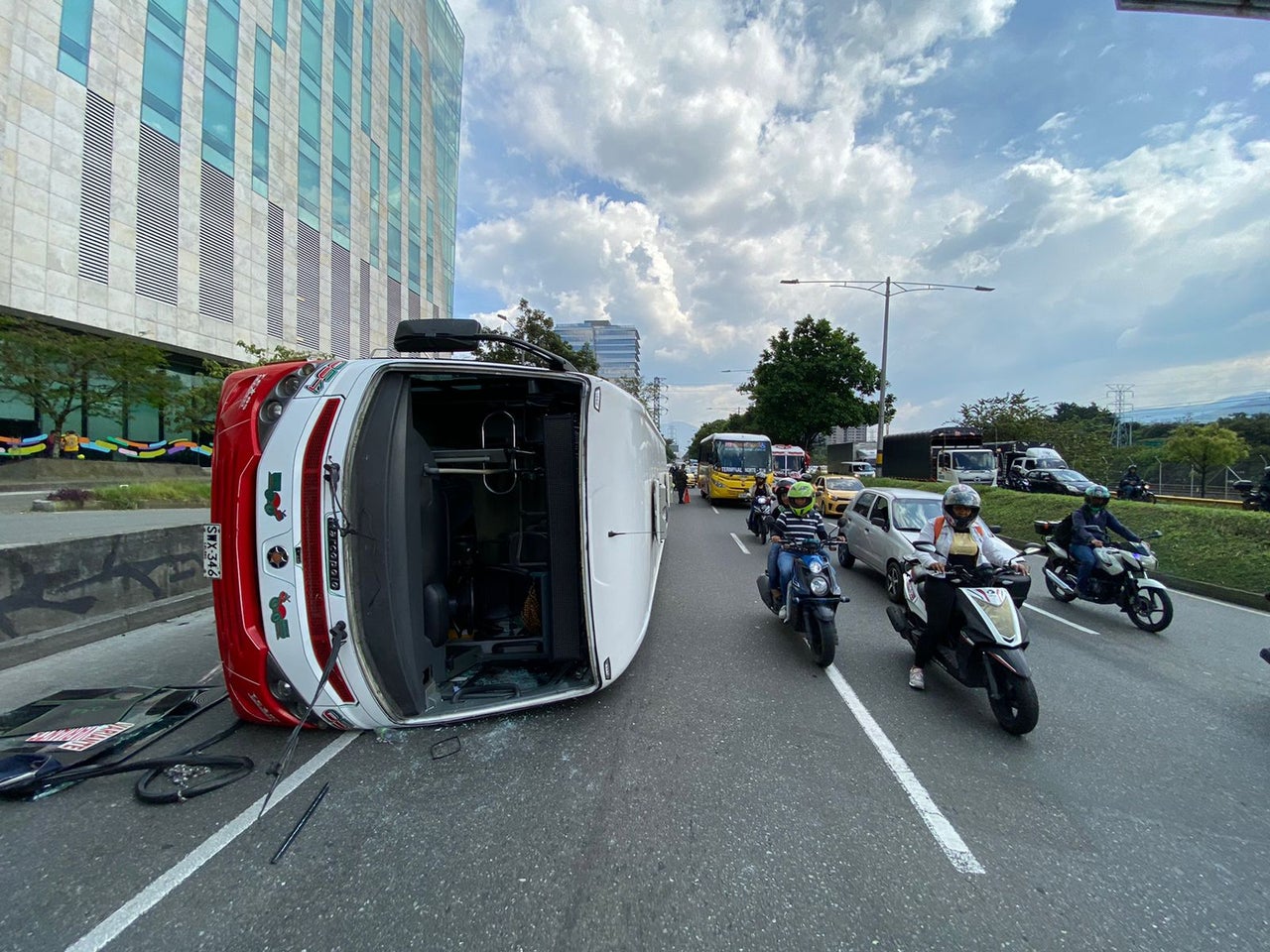 [Vídeos] Diez lesionadas dejó el volcamiento de un bus en Medellín