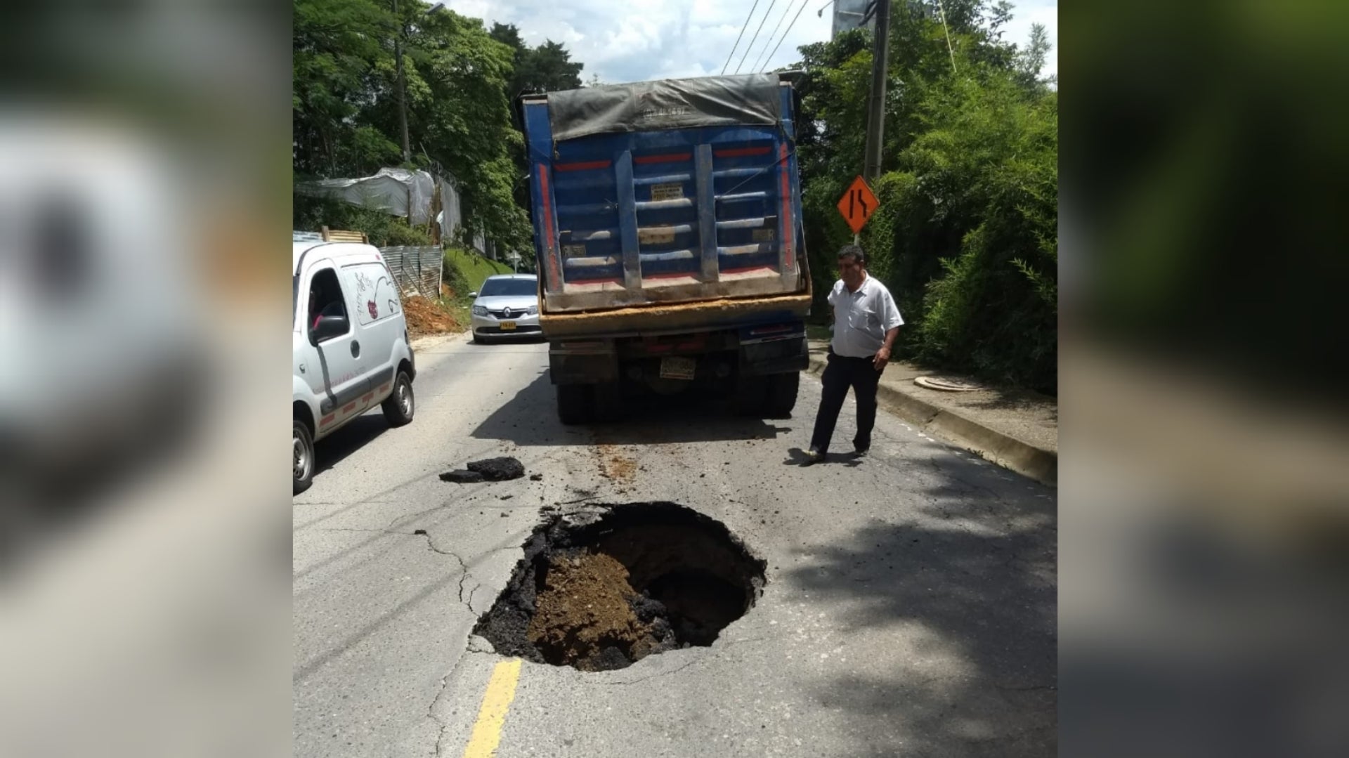 [Fotos] Por hundimiento de banca, se presenta cierre total de la Loma el campestre