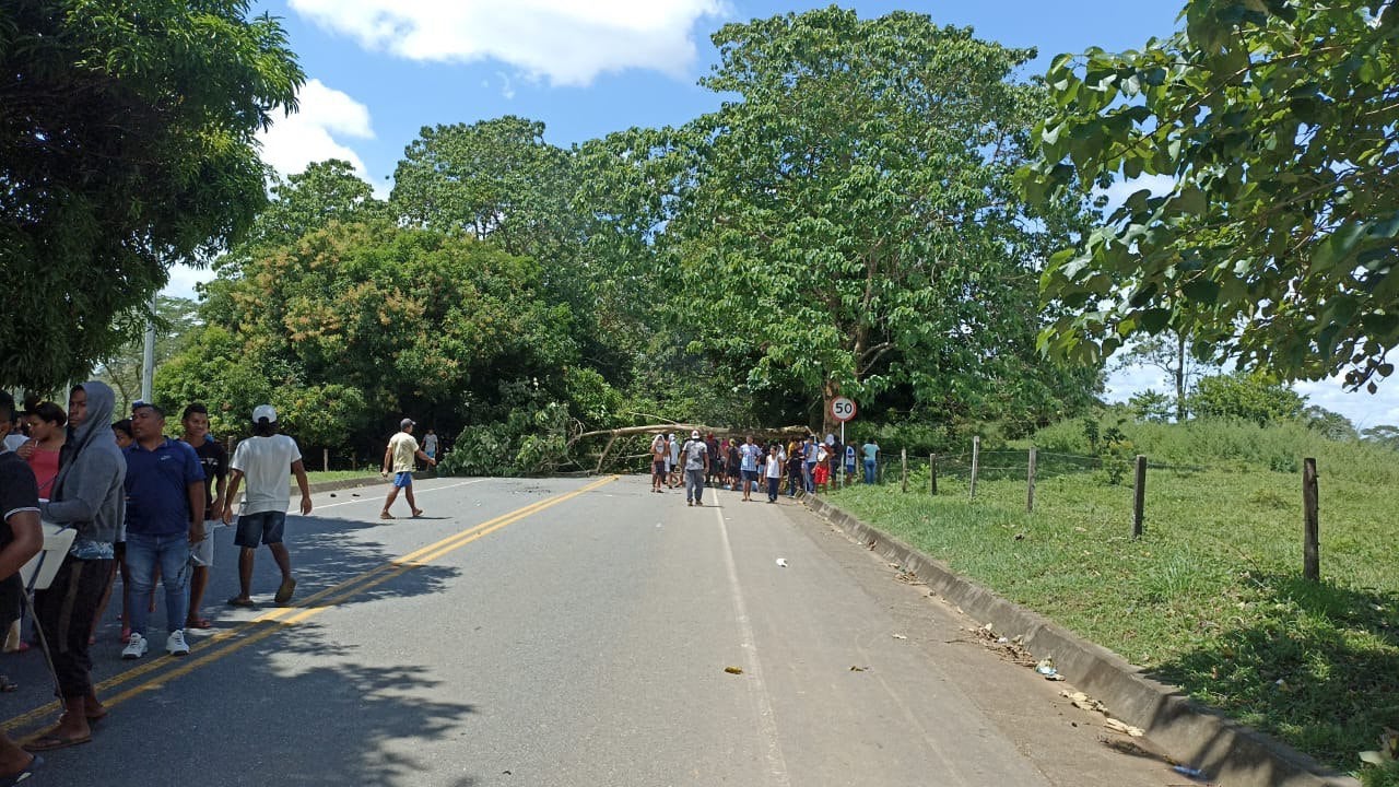Mineros mantienen bloqueada la vía a la Costa Atlántica en Cáceres, Antioquia