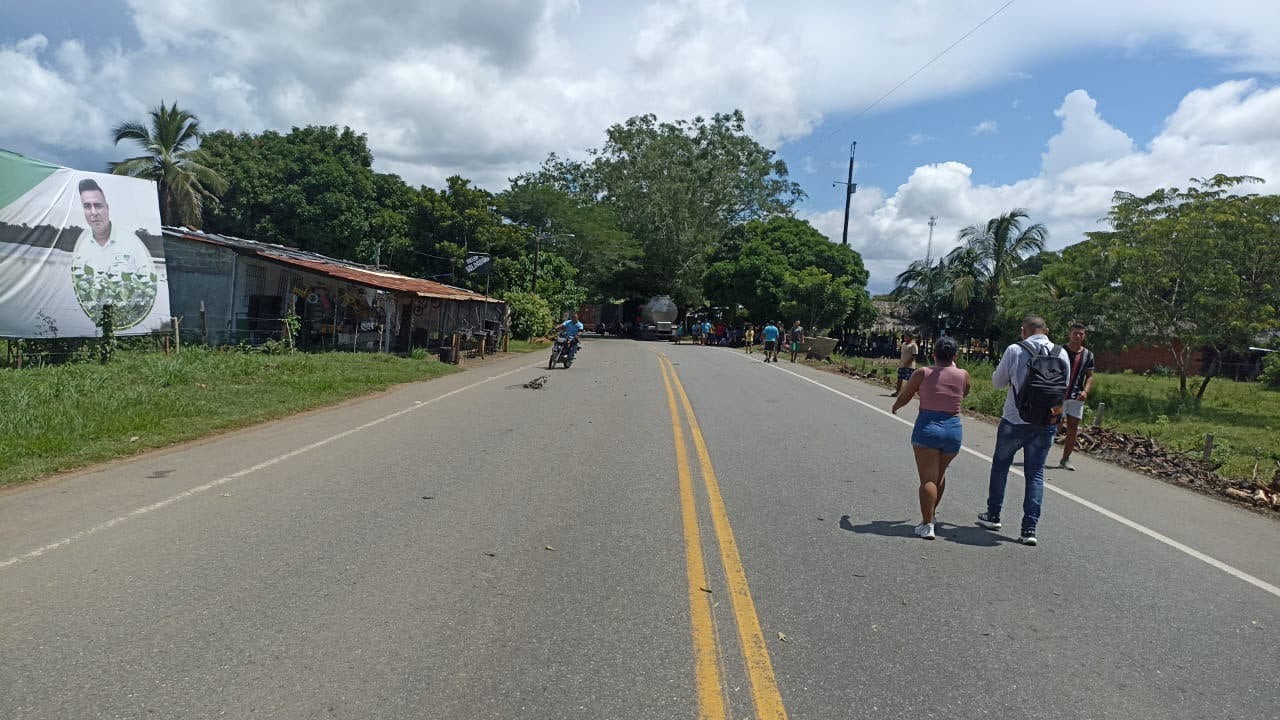 Mineros mantienen bloqueada la vía a la Costa Atlántica en Cáceres, Antioquia