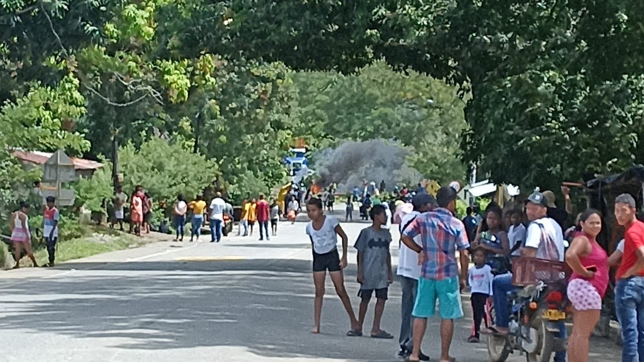 Mineros mantienen bloqueada la vía a la Costa Atlántica en Cáceres, Antioquia