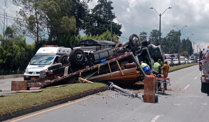 Camión se volcó en la autopista Medellín - Bogotá
