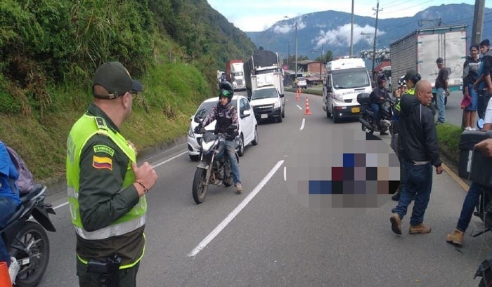 Mujer motociclista murió al chocar contra un poste en la Medellín - Bogotá