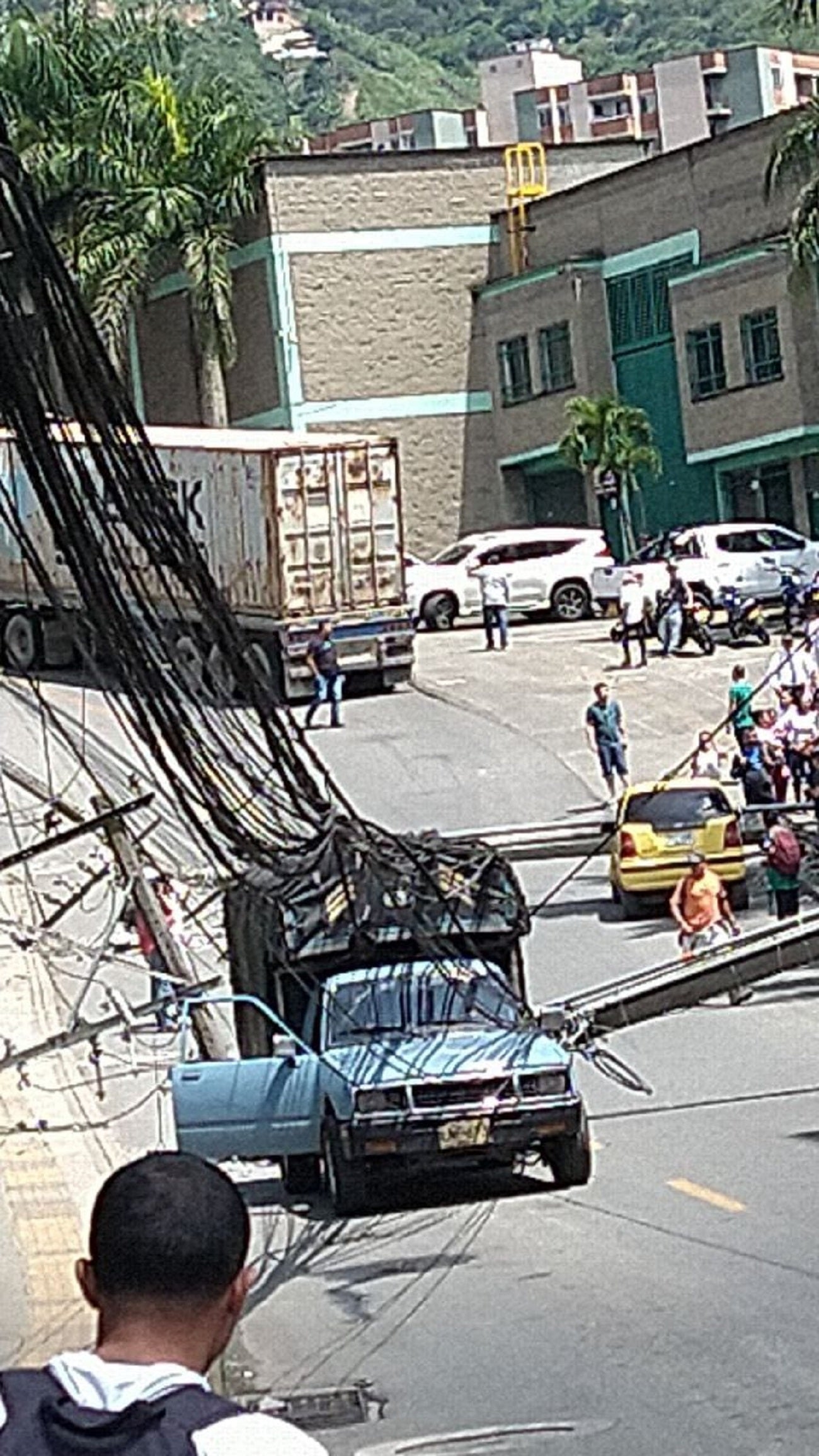 Tractomula tumbó dos postes de luz. Uno cayó sobre un taxi