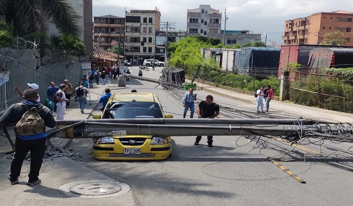 Tractomula tumbó dos postes de luz. Uno cayó sobre un taxi