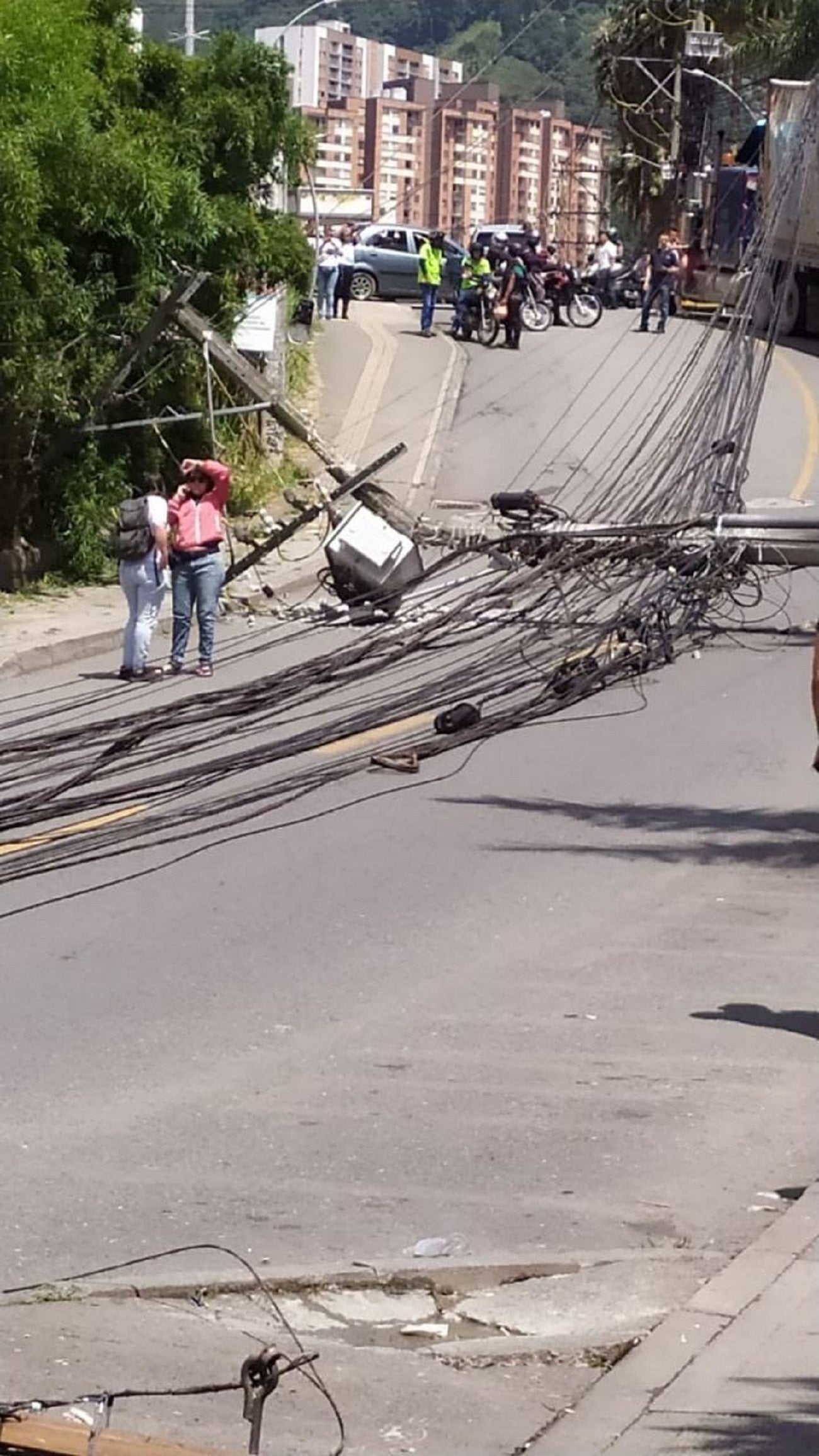 Tractomula tumbó dos postes de luz. Uno cayó sobre un taxi