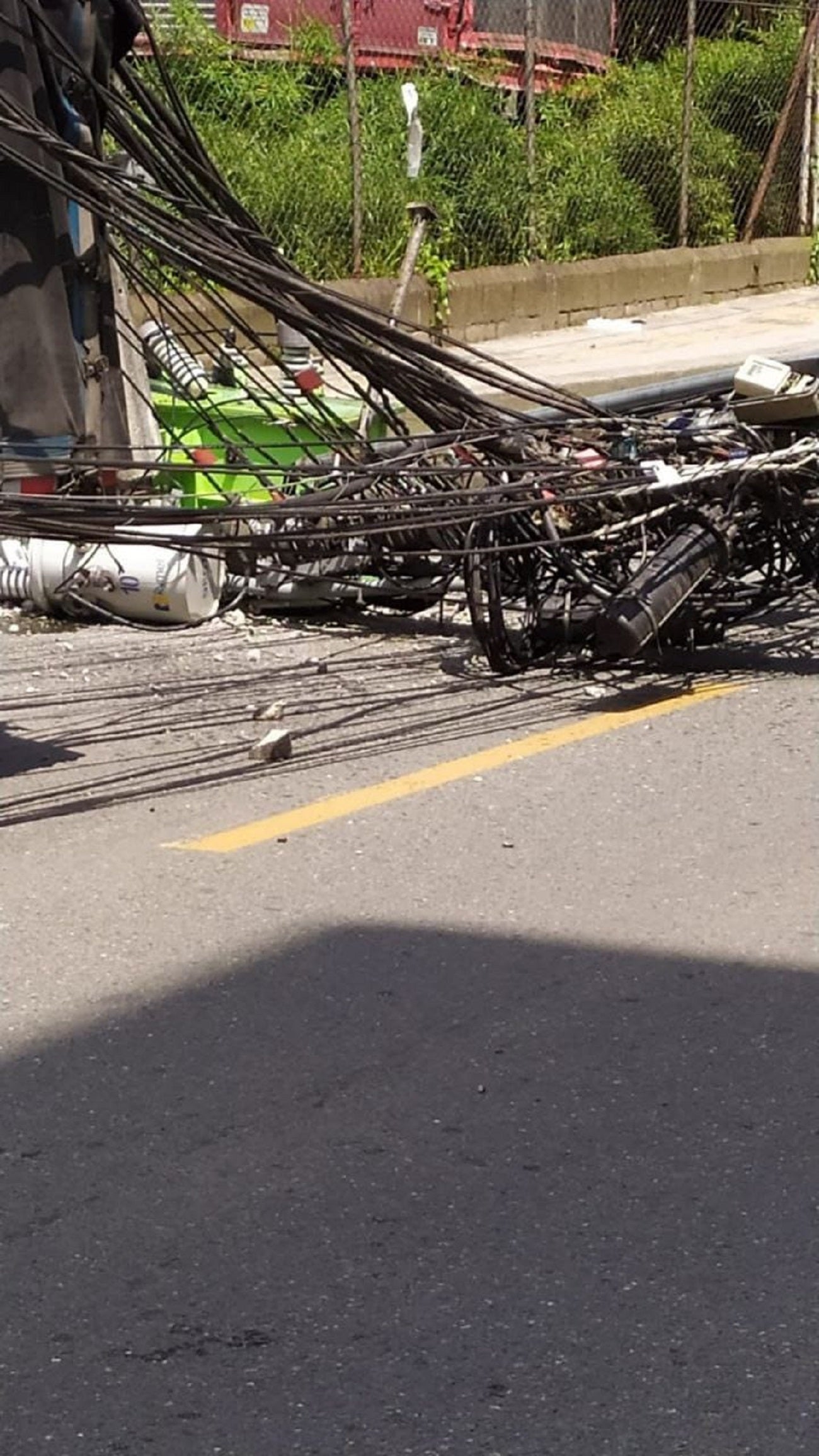 Tractomula tumbó dos postes de luz. Uno cayó sobre un taxi