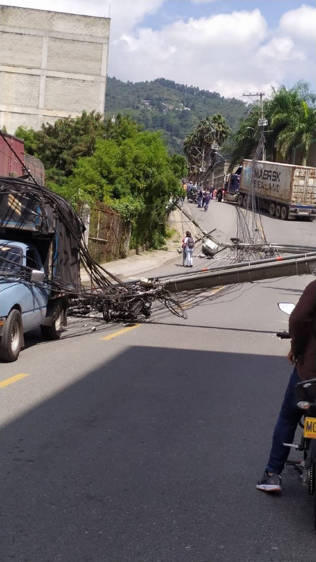 Tractomula tumbó dos postes de luz. Uno cayó sobre un taxi