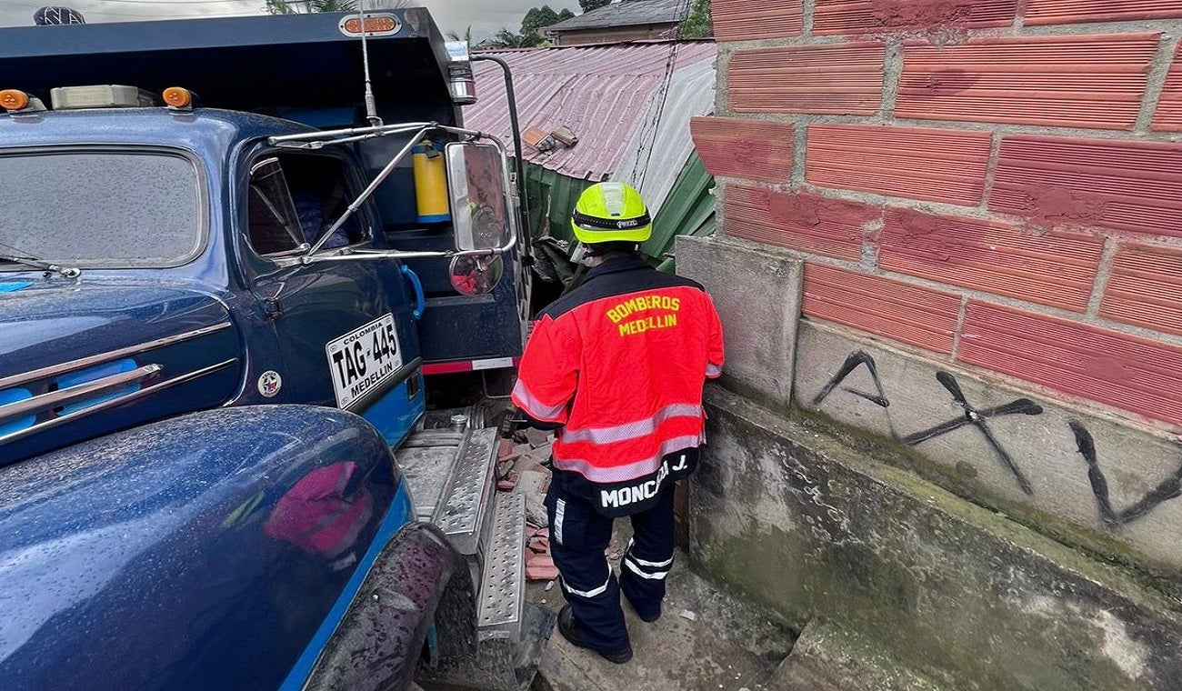Volqueta se habría quedado sin frenos y colisionó contra jardín infantil en Medellín
