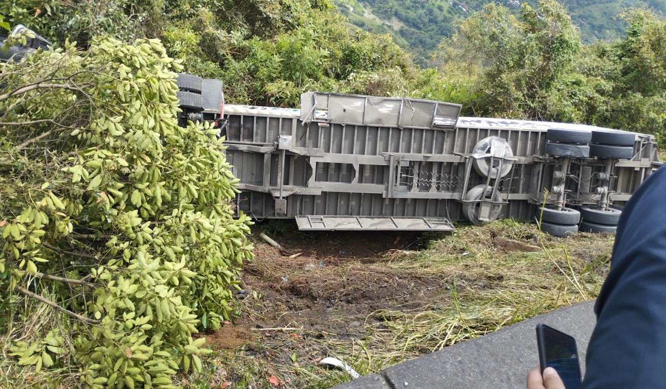 Tractomula se volcó en la autopista Medellín - Bogotá