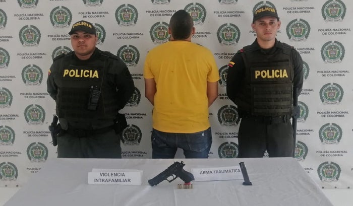Amenazó a su compañera sentimental con un arma traumática y terminó capturado