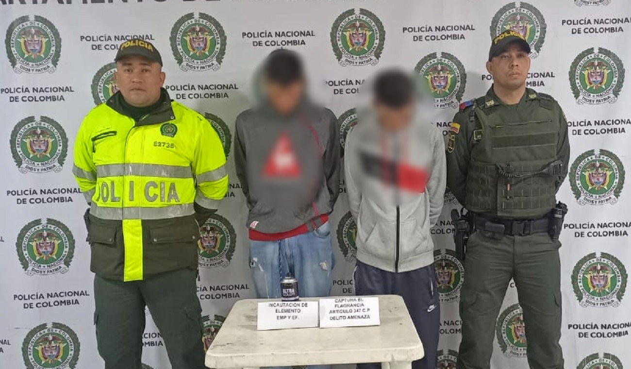 Los pillaron pintando grafitis alusivos a las AUC en Ciudad Bolívar, Antioquia