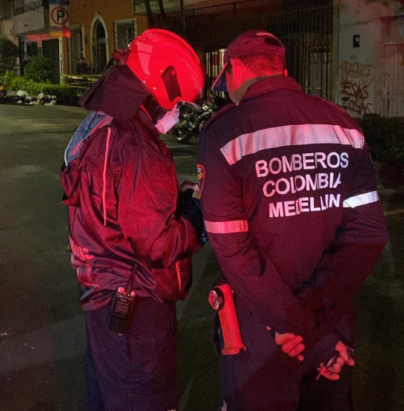 Fuerte ruido y un movimiento obligaron a la evacuación de un edificio de cinco pisos en Medellín