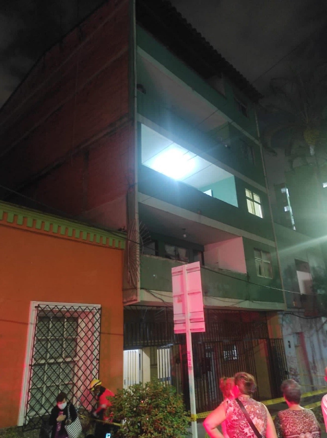 Fuerte ruido y un movimiento obligaron a la evacuación de un edificio de cinco pisos en Medellín