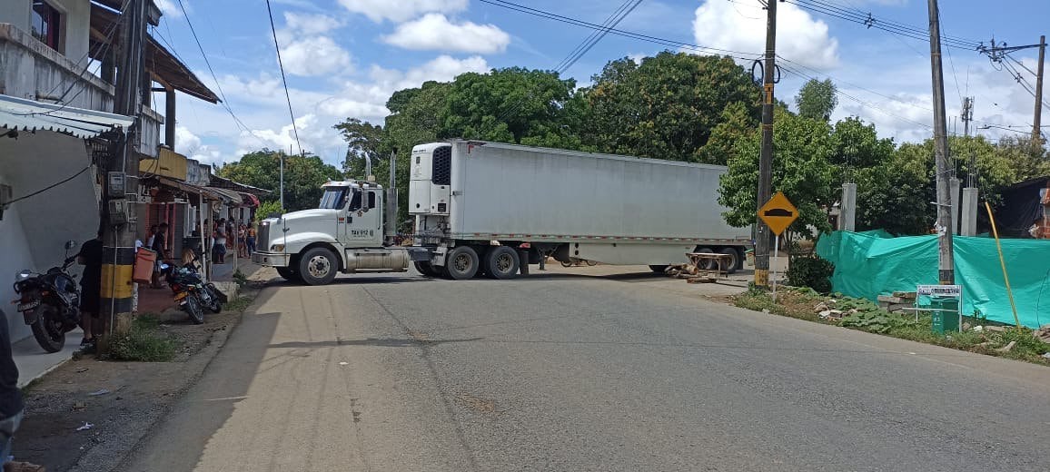 Mineros mantienen bloqueada la vía a la Costa Atlántica en Cáceres, Antioquia