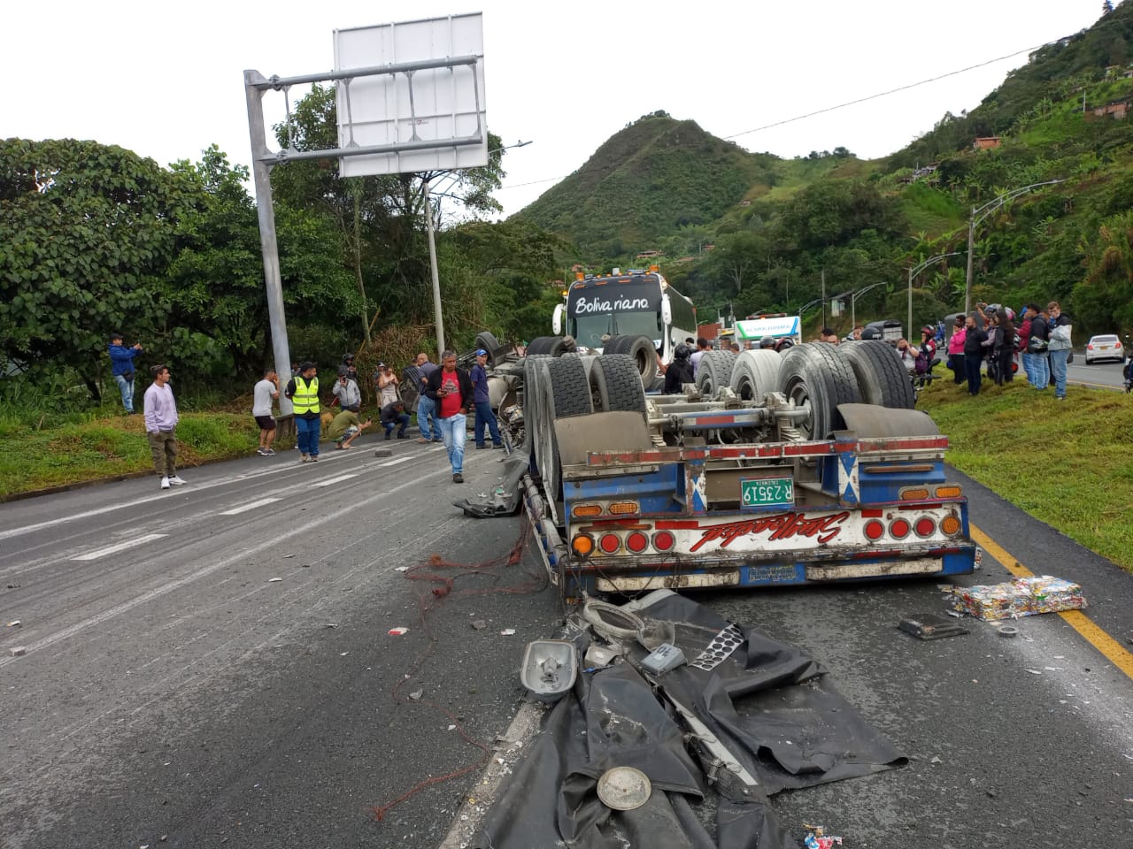 La vía que conduce al occidente antioqueño se encuentra habilitada en un carril en contraflujo. Se recomienda tomar vías alternas.