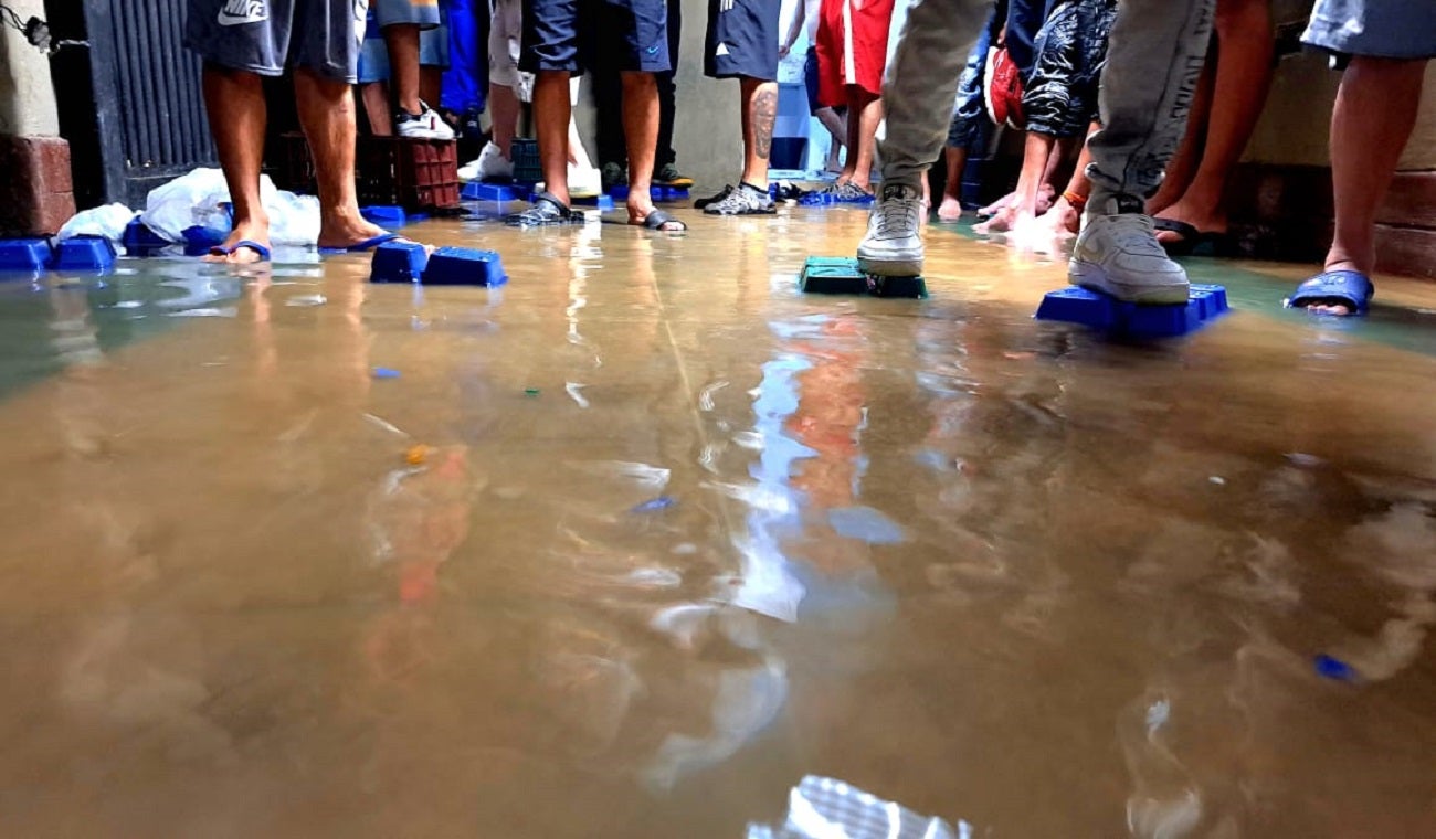 Estación de Policía en Medellín se inundó tras fuertes lluvias
