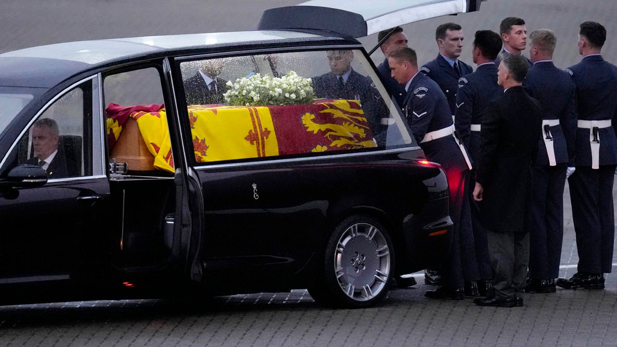 Féretro de la reina Isabel II llega a Londres para el último adiós