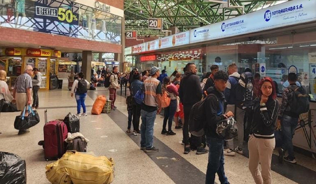Casi 600 migrantes venezolanos llegan a diario a la Terminal de Transportes del Norte en Medellín