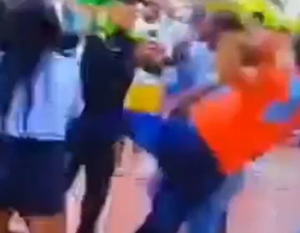 [Video] Con una “patada voladora” atacaron a una mujer policía en Guatapé, Antioquia