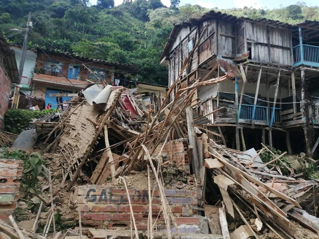 [Fotos] Una mujer se salvó de milagro al caerle su casa encima
