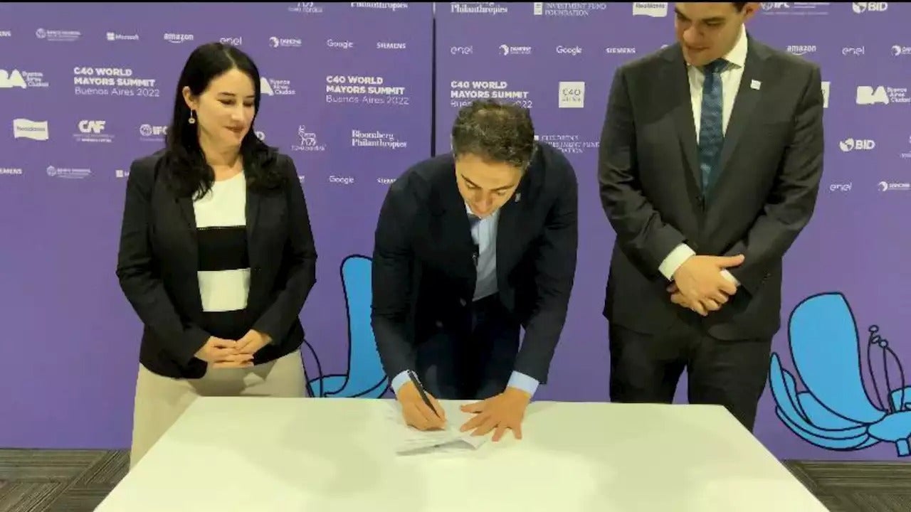 Firman decreto que prohíbe circulación de carros a gasolina en Medellín