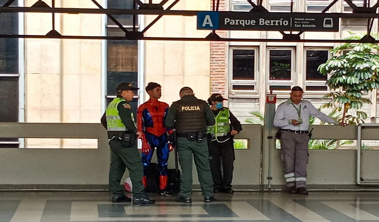 Hombre araña en el Metro de Medellín