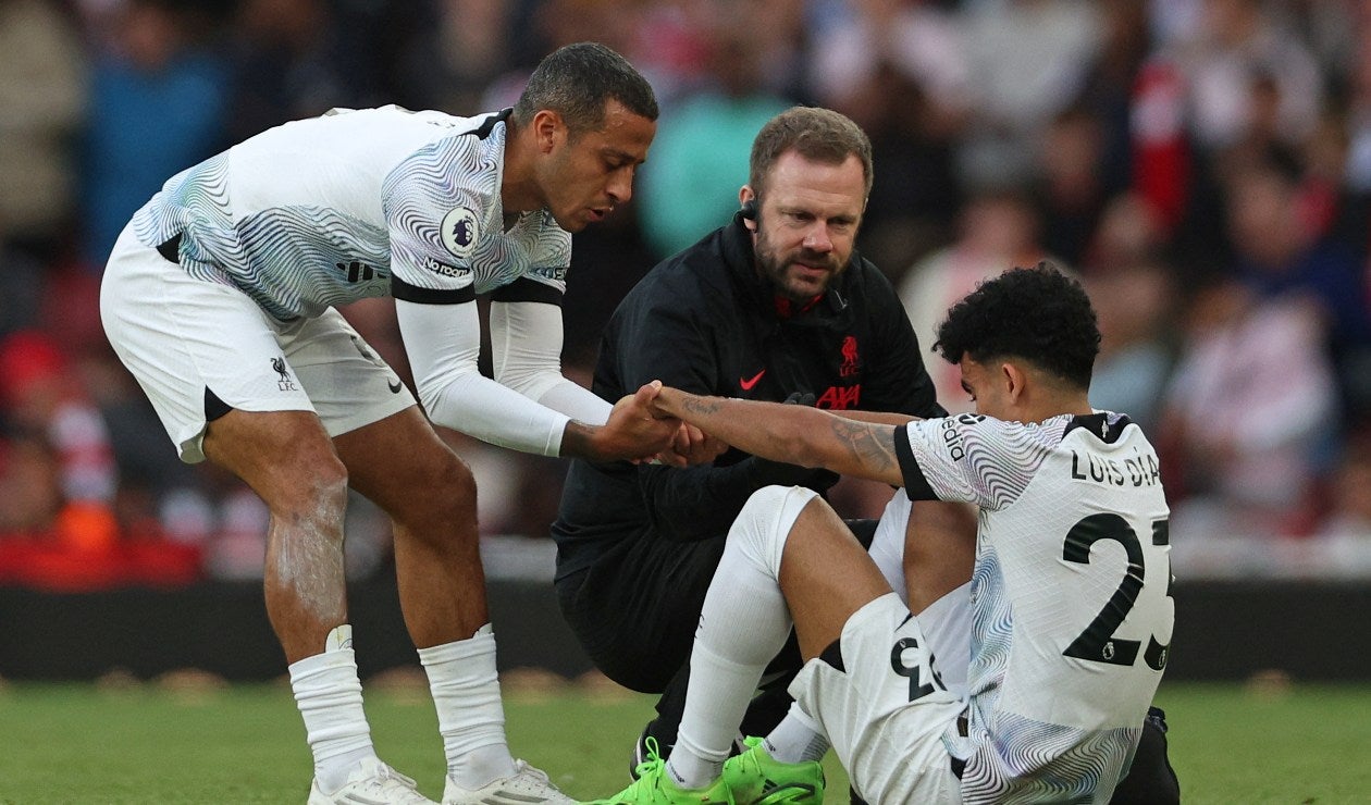 Luis Díaz en Liverpool lesionado de rodilla