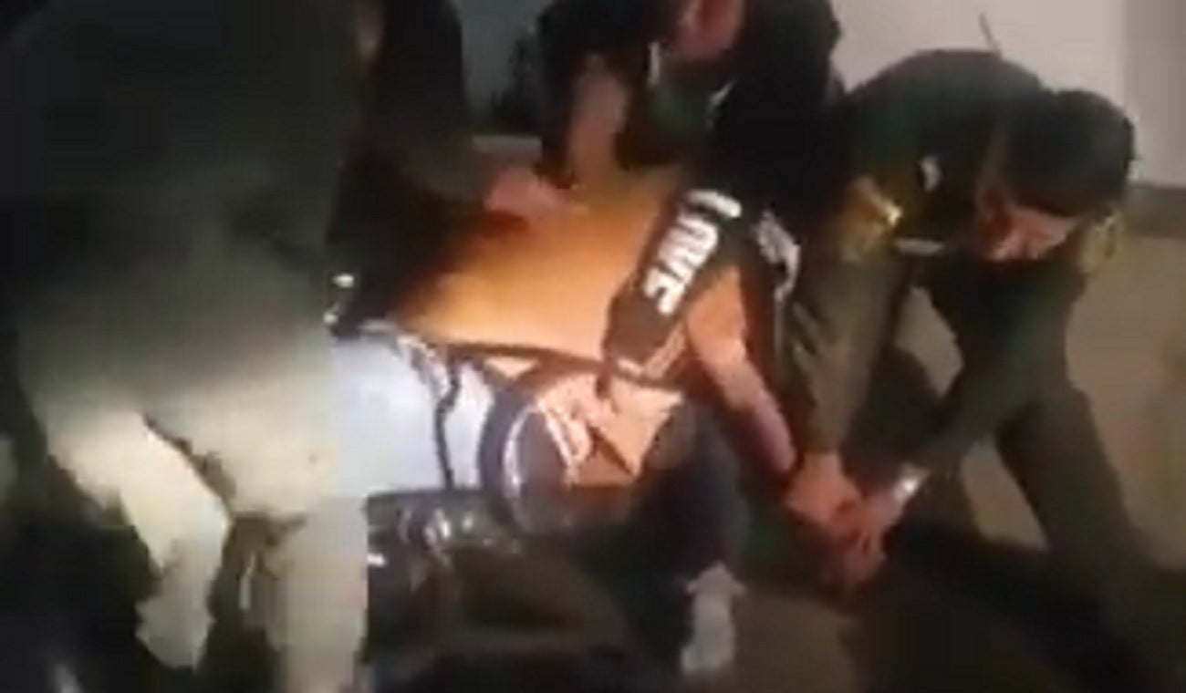 Espeluznante video muestra a padrastro de Maximiliano 'poseído' mientras policías lo capturan