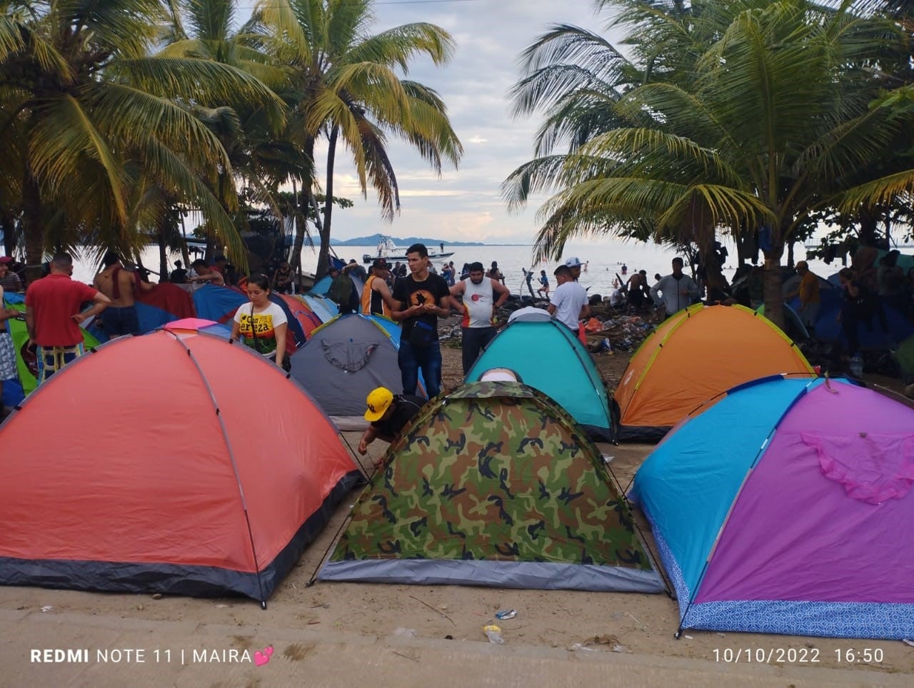 Migrantes en las playas de Necoclí, Antioquia.