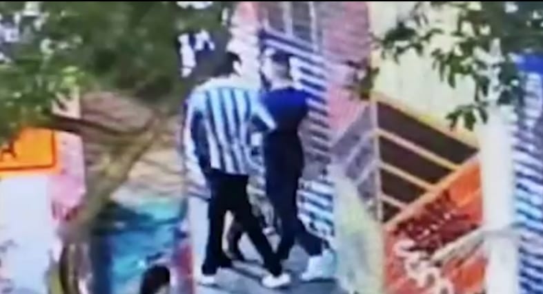 [Video] Descubren a cosquillero que se llevó un celular en Medellín