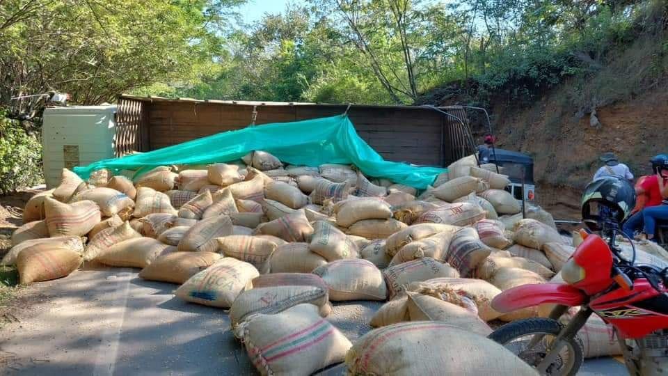 Este incidente vial se habría generado, porque un vehículo particular no guardó la prelación.