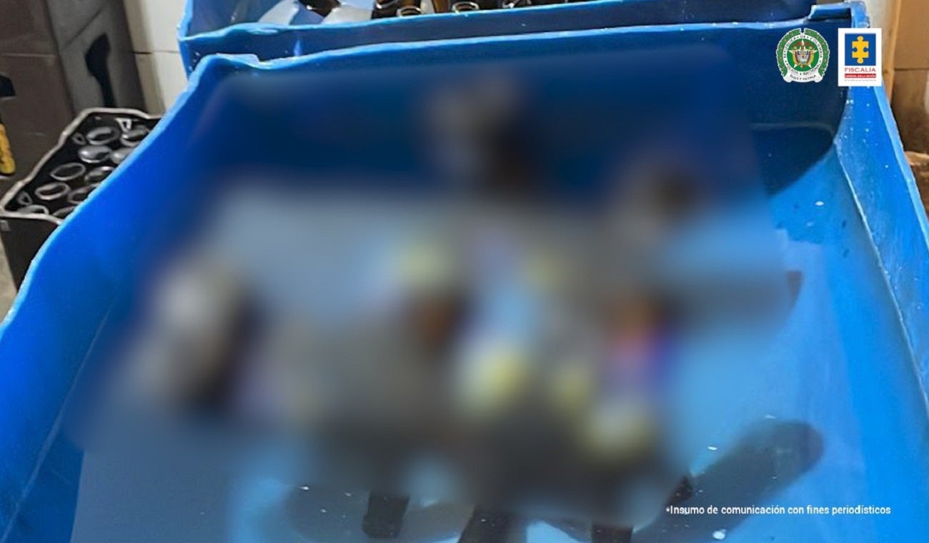 Pillaron a tres personas cuando reenvasaban cervezas en Medellín