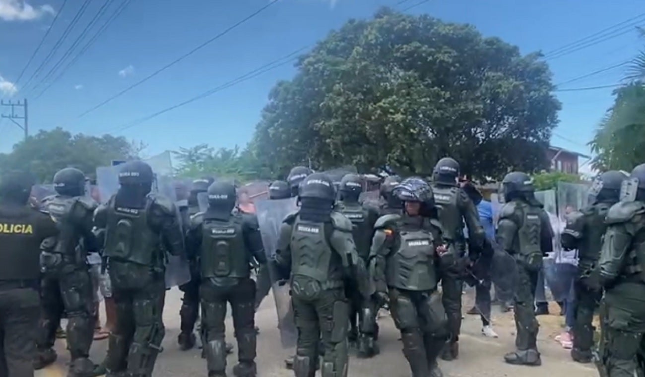 Un policía y un funcionario, heridos durante desalojo en Necoclí