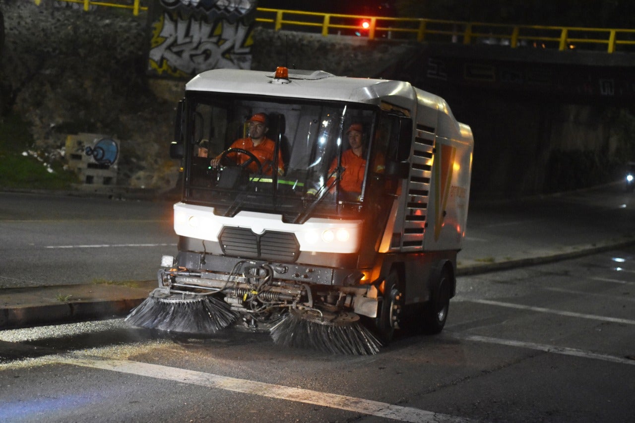 Intervienen soterrados en Medellín para prevenir inundaciones en vías principales