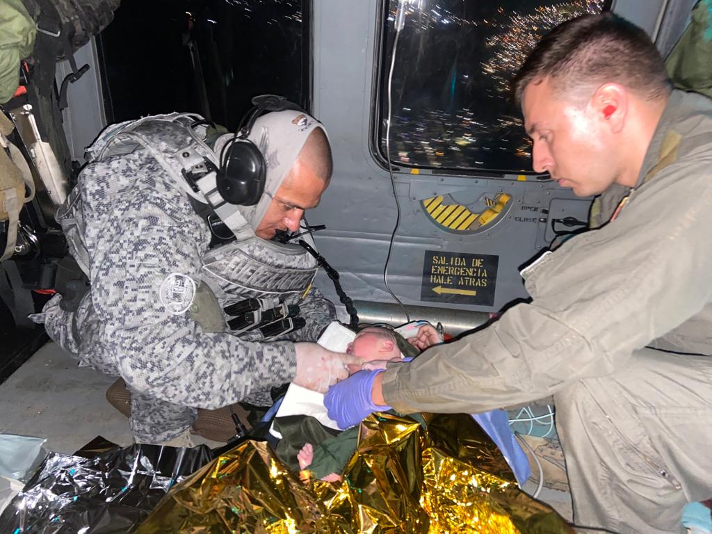 Mujer dio a luz a bordo de un helicóptero de la Fuerza Aérea