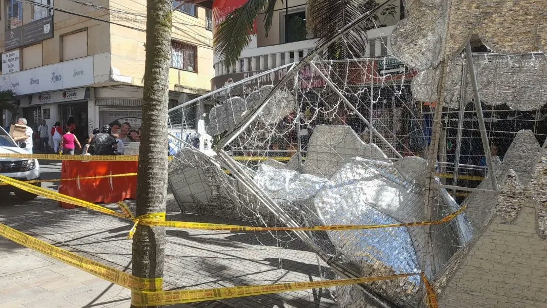 Así quedaron los alumbrados de Bello, luego de que motociclista los chocara