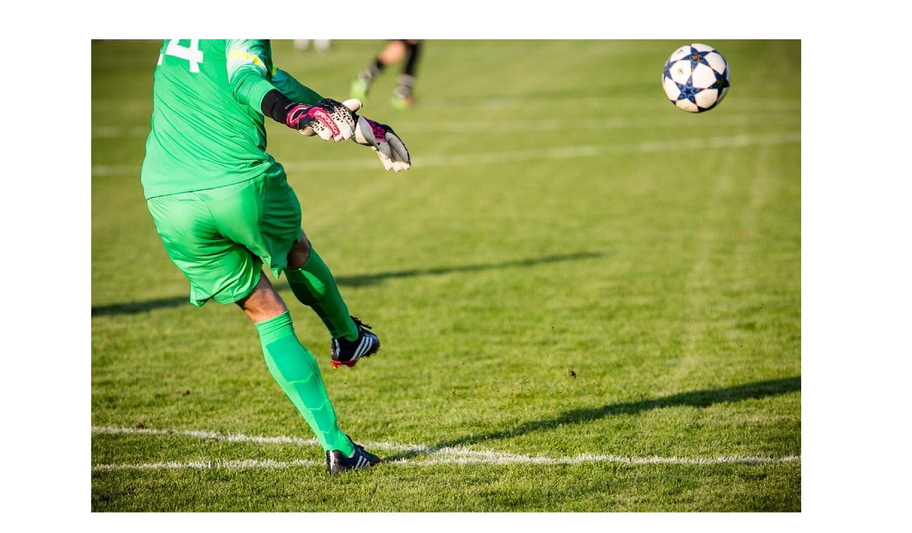 Arquero golpea balón de fútbol