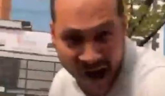 Con vidrio en mano, taxista amenaza a conductor por chocarlo en Medellín