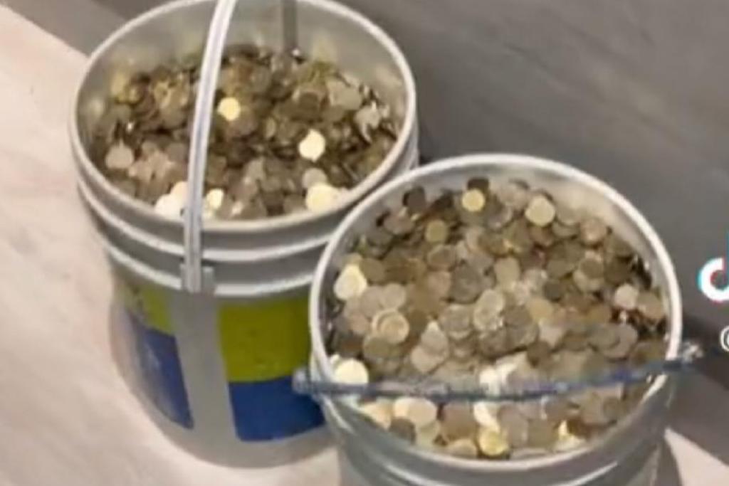 Famoso influencer fue a comprar iPhone 14 y pagó a punta de monedas