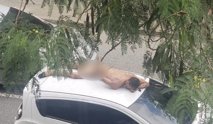 Hombre aparentemente embriagado se subió desnudo a un vehículo particular en Laureles