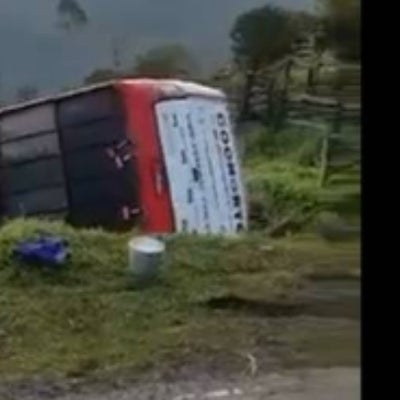 Tres lesionados dejó el volcamiento de un bus en Antioquia
