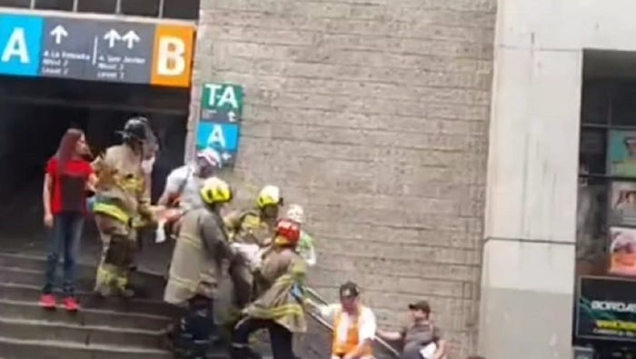 Madre se habría lanzado con su hija al Metro