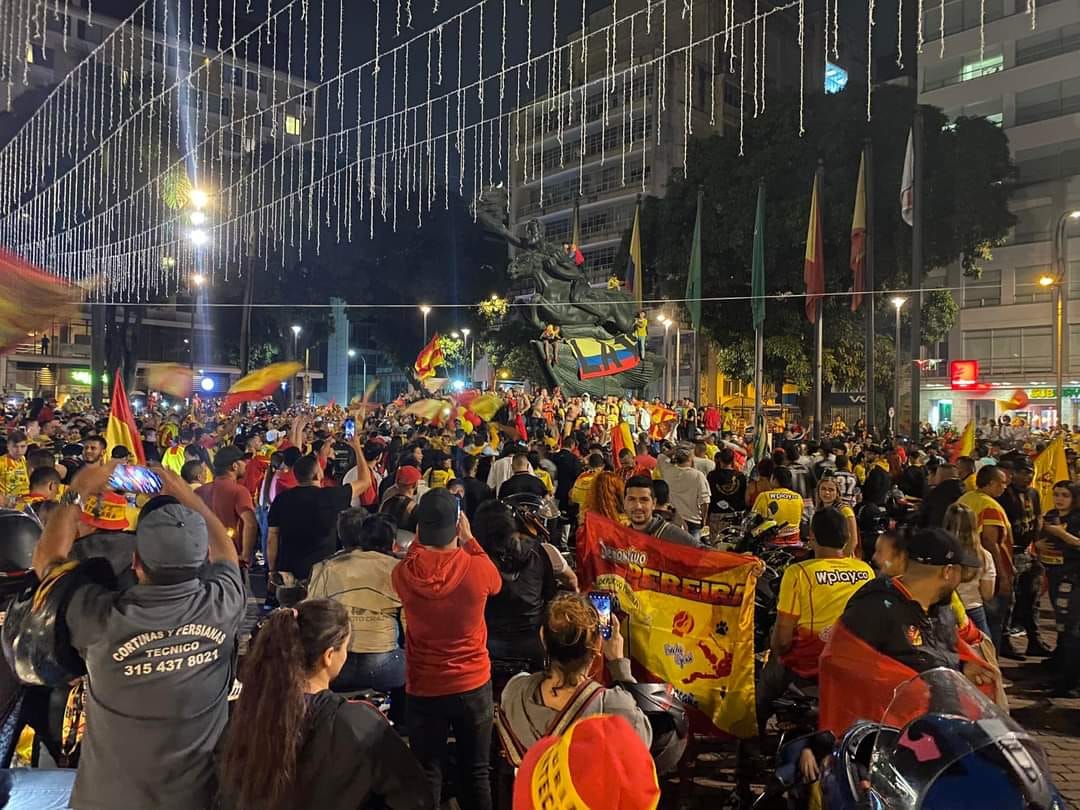 Hinchas del Pereira.