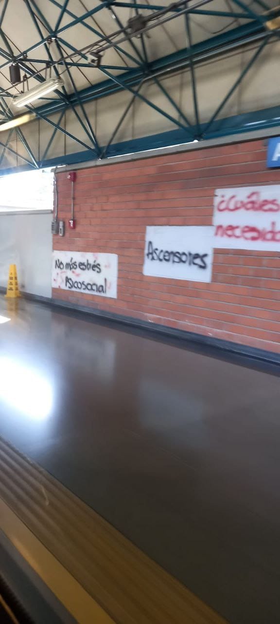 Aparecieron carteles en las estaciones del Metro de usuarios exigiendo mejor accesibilidad.