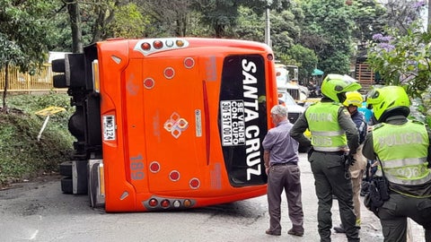 Medellín: Doce lesionados deja el volcamiento de un bus en Aranjuez