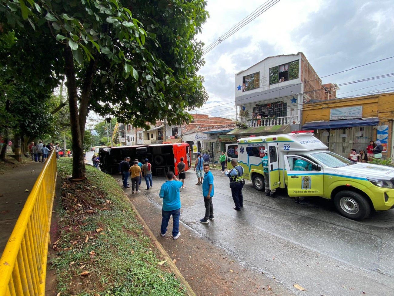 Volcamiento de bus en Aranjuez dejó un total de 13 personas heridas