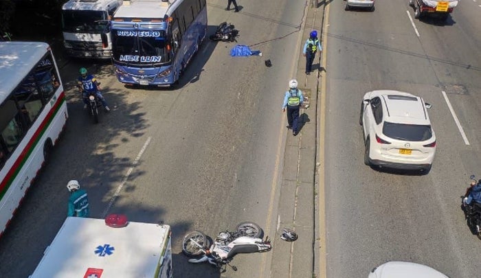 Choque entre bus y dos motos deja una persona muerta en la Autopista Norte