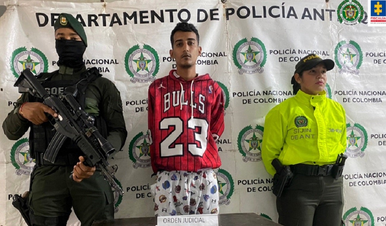 Alias "El Chamo" en compañía de otros hombres habrían grabado en video esta muerte violenta.