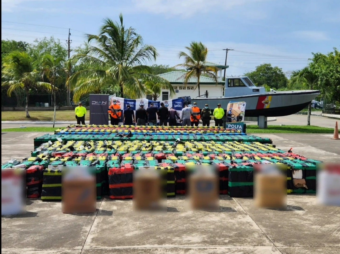 Incautan cigarrillos de contrabando que eran transportados en dos lanchas en el Golfo de Urabá